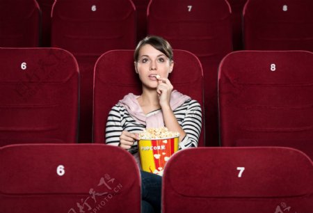 电影院里吃爆米花的美女图片