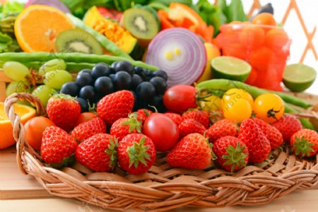 篮子上的水果蔬菜