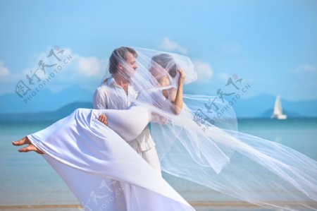 海滩上的新郎新娘图片