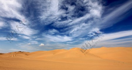 蓝天下的沙漠风景