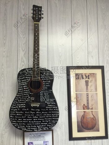 墙面上的吉他