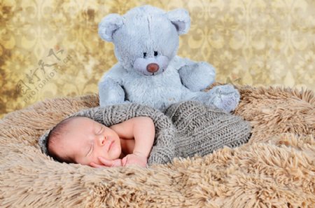 毛毯上的婴儿和玩具熊图片