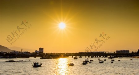 朝阳下的渔港高清图片