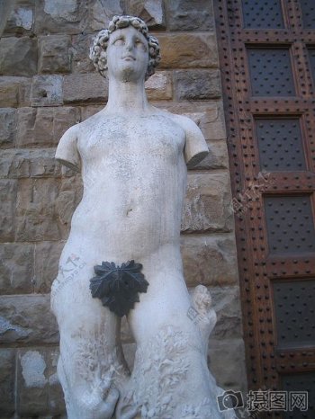 楼墙前的雕塑