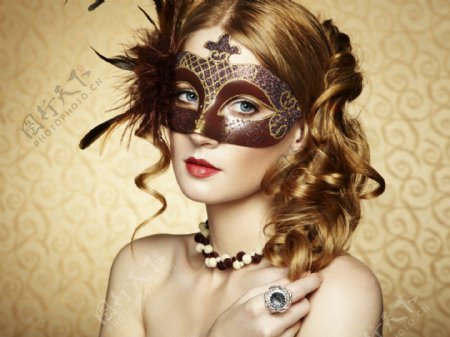 戴狂欢节面具的女人图片