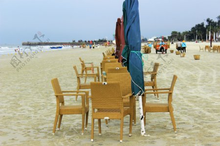 北海银滩遮阳伞藤椅图片