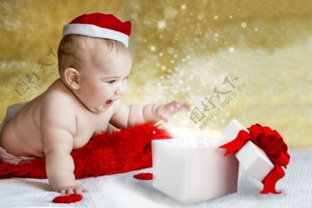 打开圣诞礼物的婴儿图片