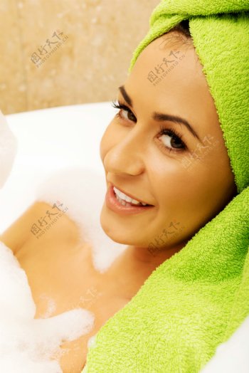 开心笑的洗澡美女图片