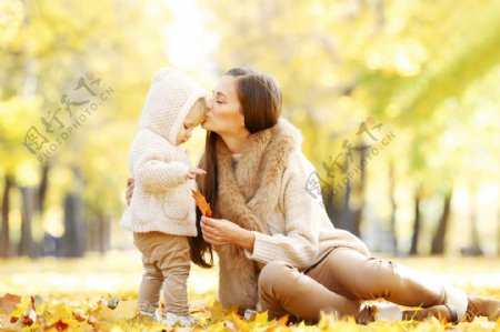 秋天亲吻的母女图片