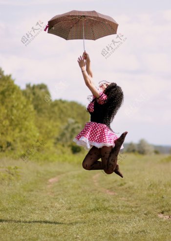 撑伞女图片