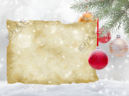 雪地上的撕纸与圣诞球图片