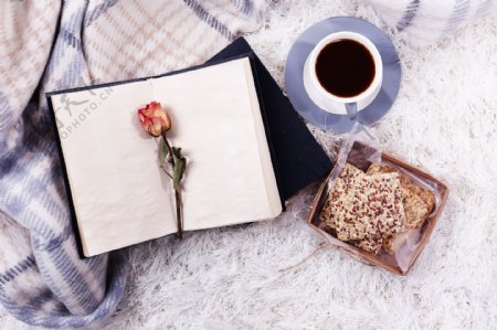 茶点饼干咖啡杯和书本中的花朵图片