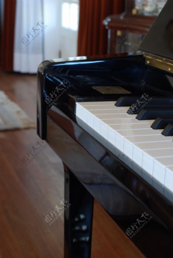 在客厅里的钢琴