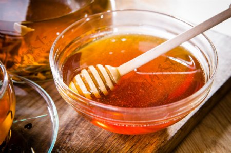 玻璃碗里的蜂蜜