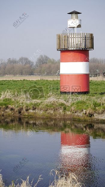 河岸边的灯塔