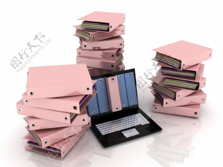 三摞粉色的文件夹和笔记本电脑图片