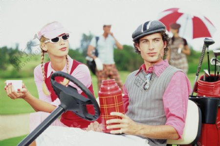 高尔夫车的时尚男女图片