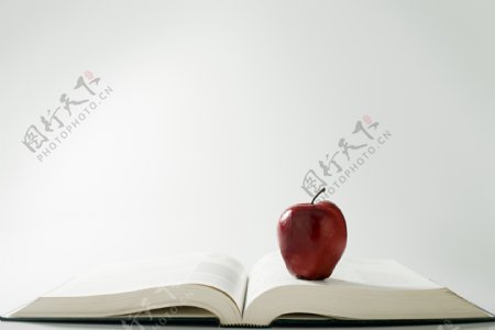苹果放在书本上图片
