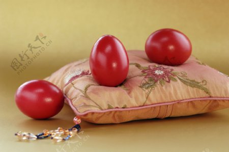 红色彩蛋与枕头图片