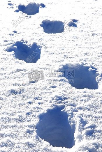 雪地里深深的脚印