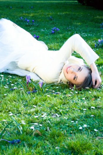 睡在草地上的美女图片