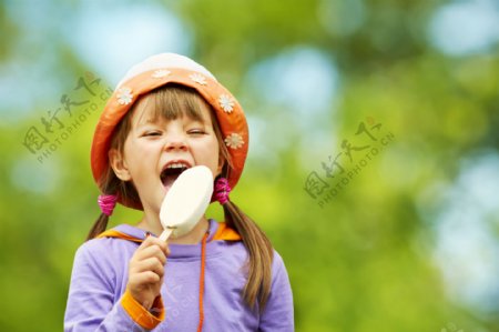 吃冰棒的小女孩图片