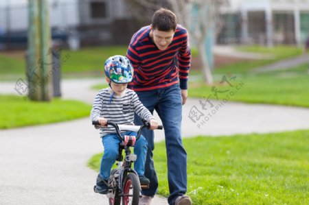 骑自行车的的孩子图片