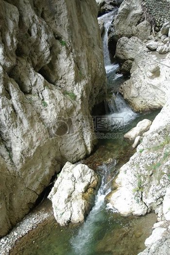 峡谷间的溪水