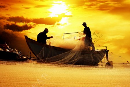 渔船上捕鱼的渔民