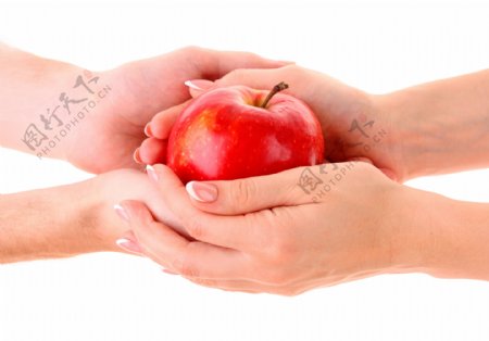 双手握苹果高清图片
