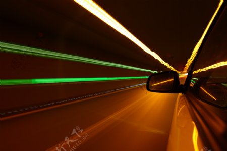 隧道中行驶的轿车图片