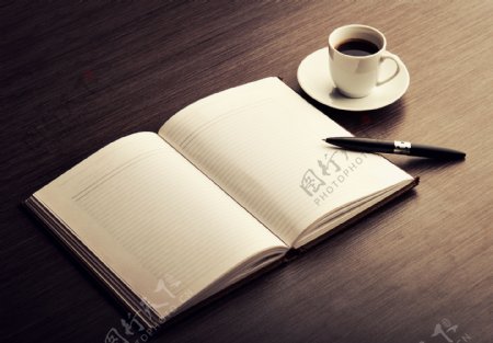 桌子上的笔记本和咖啡