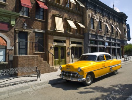 欧式建筑前的黄色汽车