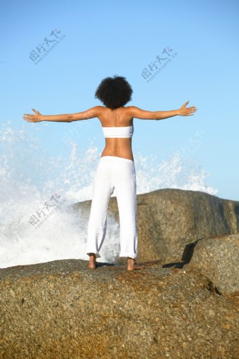 在海边日光浴的女性图片