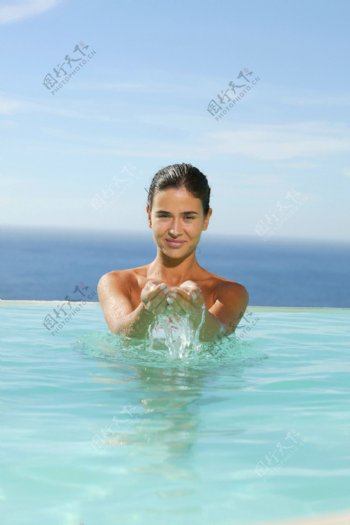 泳池里玩水的女人图片