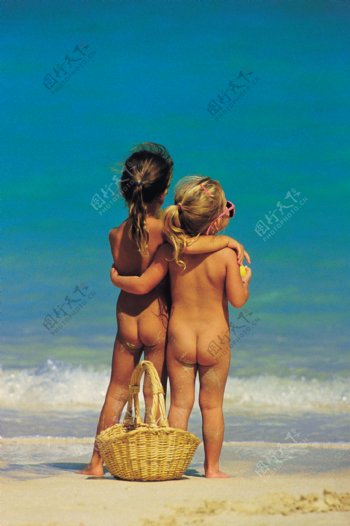 海滩上的小女孩图片