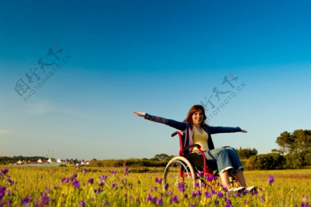 坐轮椅的女人图片