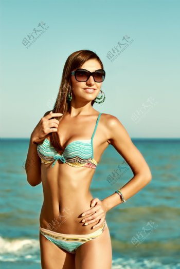 戴太阳镜的泳装美女图片