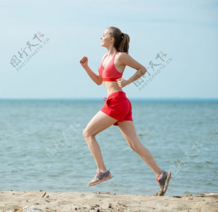 海滩跑步的性感美女图片