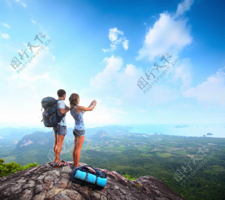 登山远足情侣图片