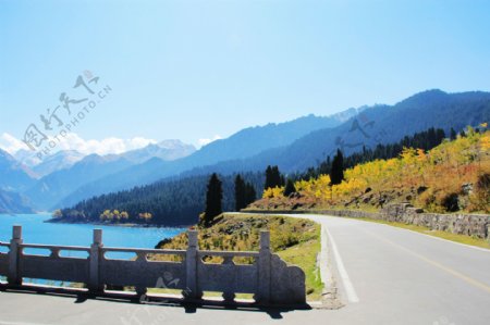 湖泊公路风景