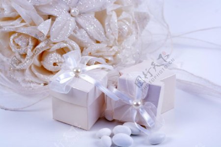 白色花朵前的礼物盒图片