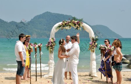 大海沙滩办婚礼的新人图片