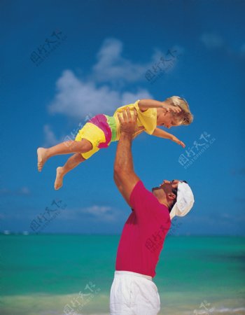 沙滩上玩耍的父子图片