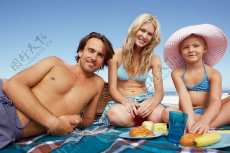 在沙滩上野餐的一家人图片
