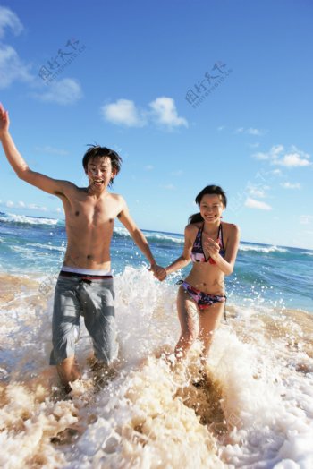 海边玩耍的情侣图片
