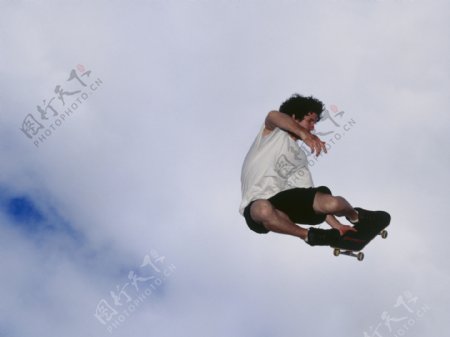 空中表演滑板的运动员图片