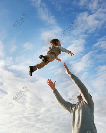 父亲把宝宝抛向天空图片