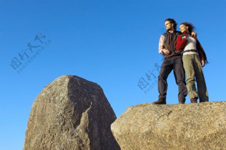 山顶的登山运动员图片