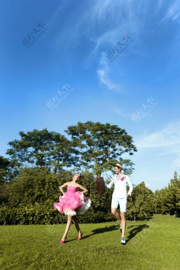 草地上开心的恋人图片